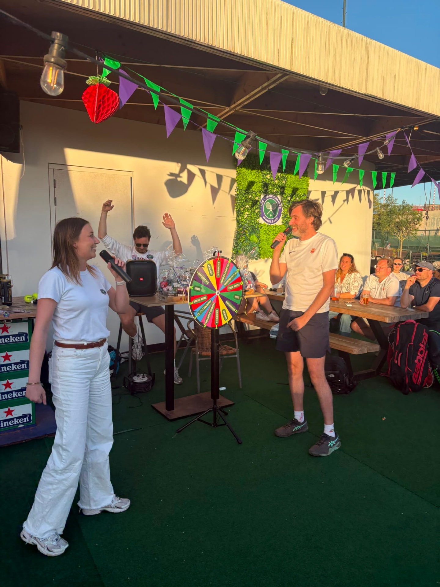 Presentatoren met microfoons tijdens een Hitster Bingo-avond