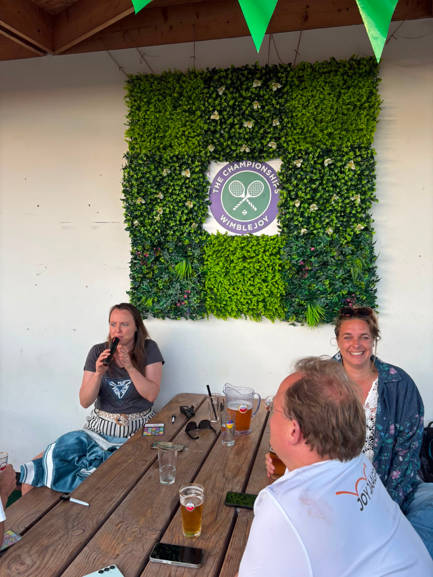 Deelneemster zingt mee in de microfoon