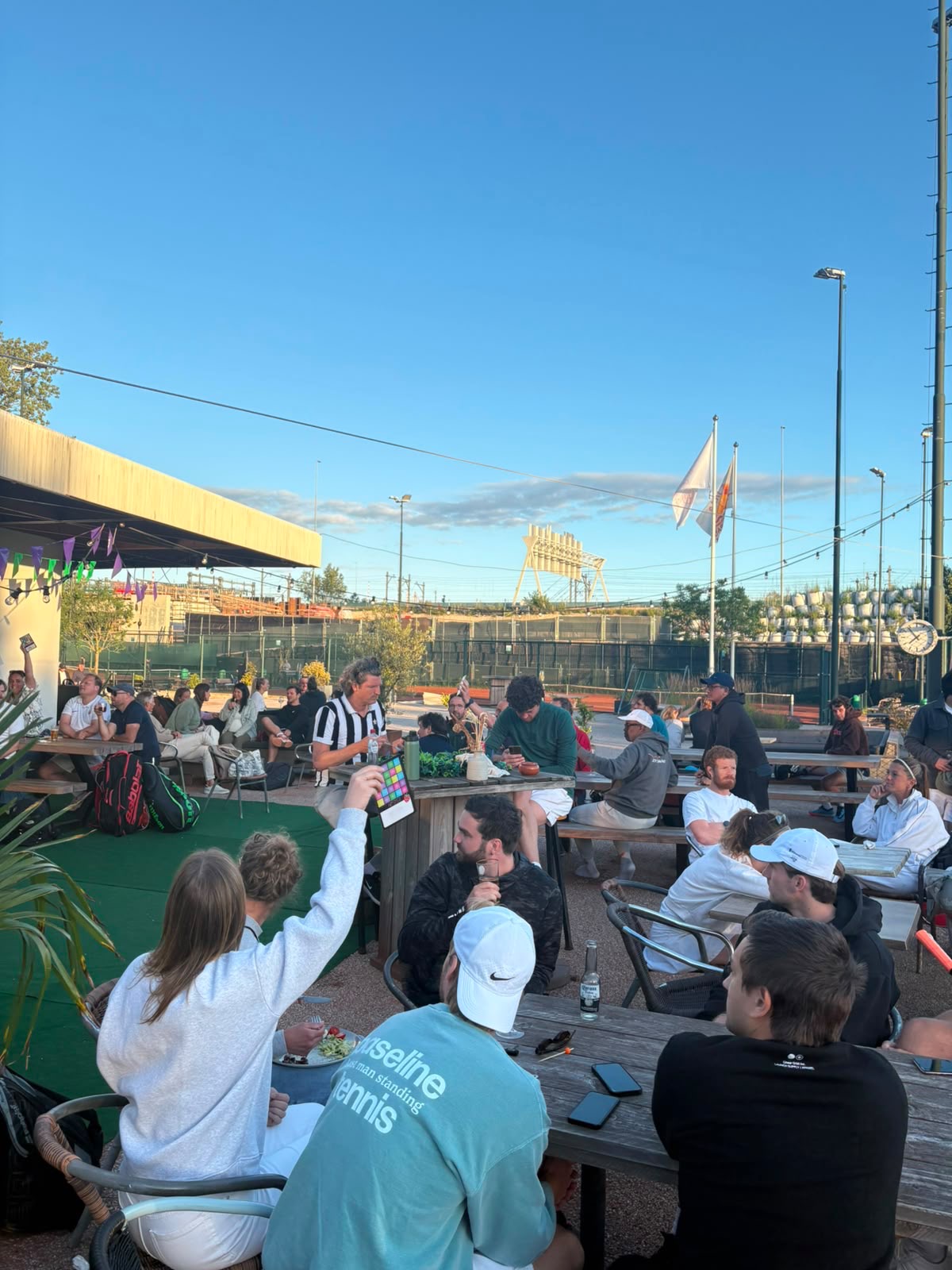 Volle zaal met deelnemers aan de muziekbingo