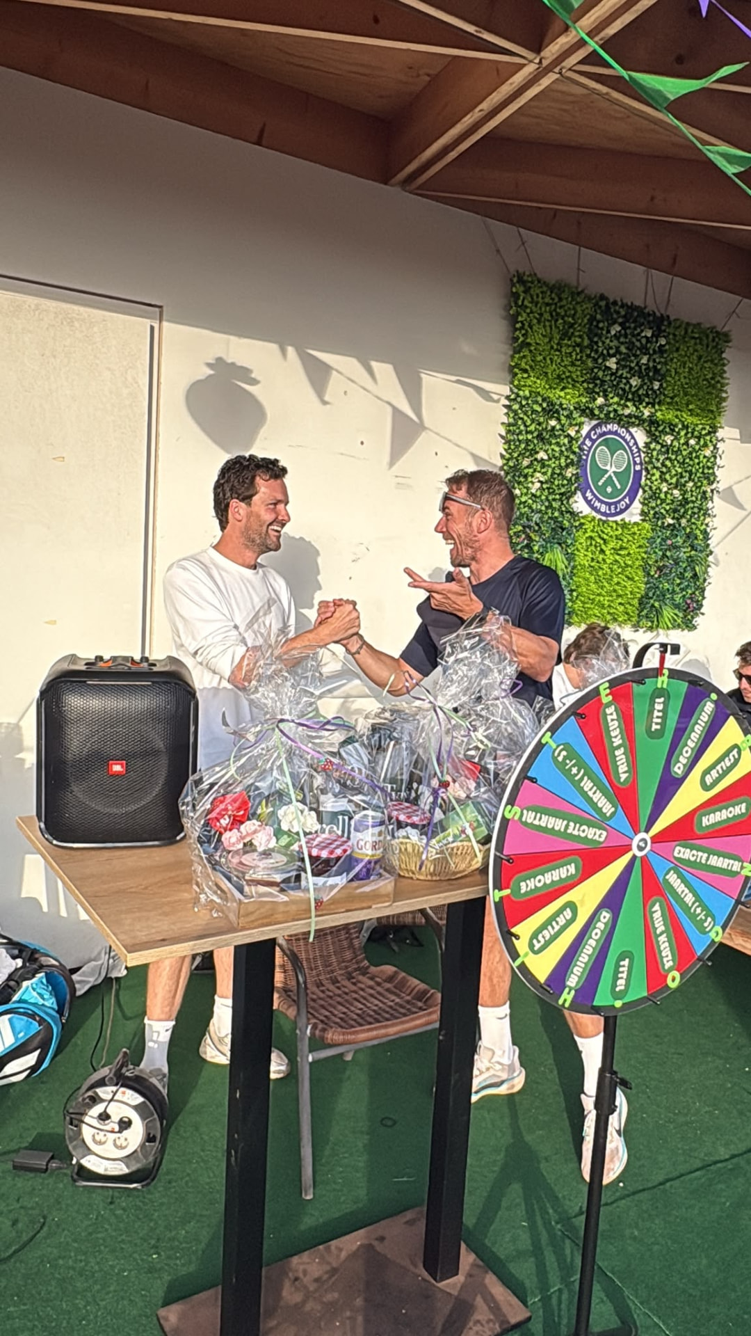 Prijzentafel met ingepakte cadeaupakketten en het rad van fortuin